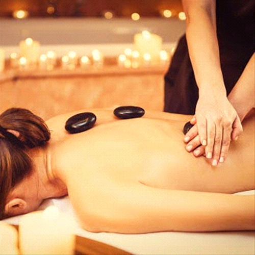 Massage với đá nóng